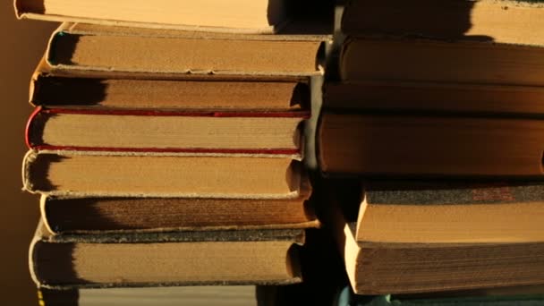 Montón de libros antiguos a la luz del sol — Vídeo de stock