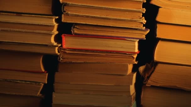 Un mucchio di vecchi libri alla luce del sole — Video Stock