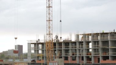 İnşaat alanında çalışan işçiler