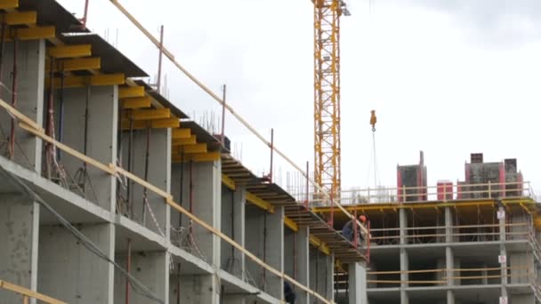 Arbeiter auf der Baustelle — Stockvideo