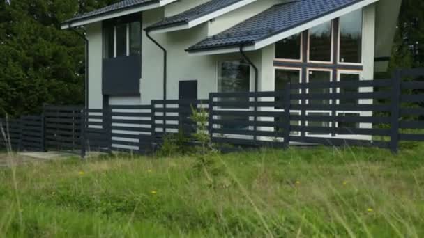 Pequeña casa individual en el bosque — Vídeo de stock