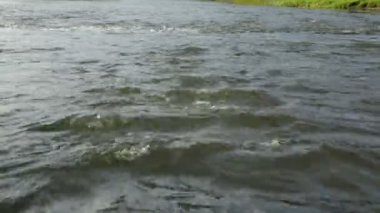 Yaz gününde nehrin hızlı akışı