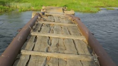 Eski köprünün üzerinden geçiyor.