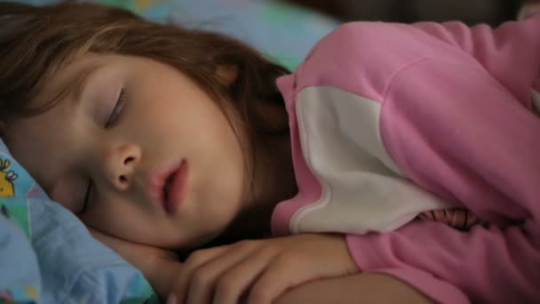 Niña durmiendo en la luz de la mañana — Vídeos de Stock