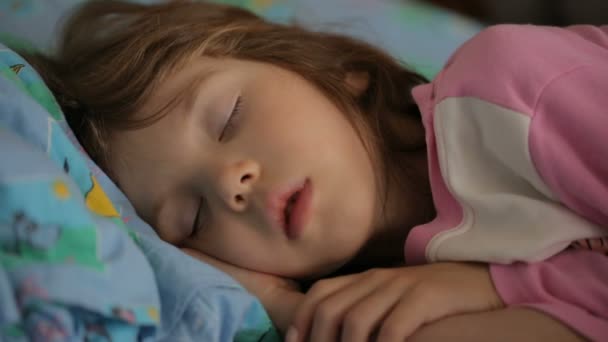 Kleines Mädchen schläft im Morgenlicht — Stockvideo