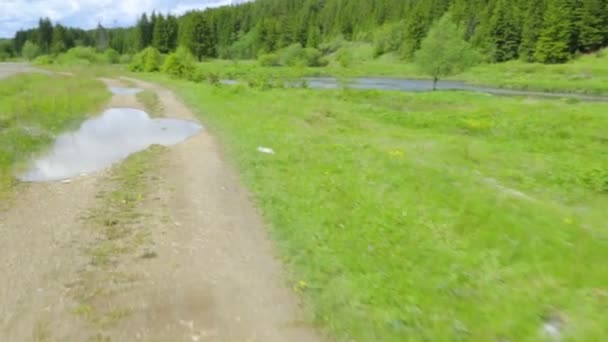 시골 도로에서 자전거를 타는 모습 — 비디오