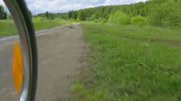 Passeio de bicicleta na estrada rural — Vídeo de Stock