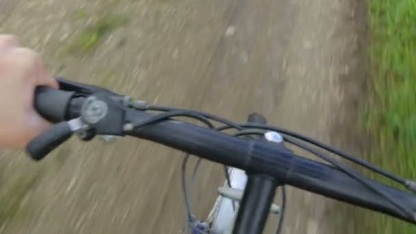 Paseo en bicicleta por carretera rural — Vídeo de stock