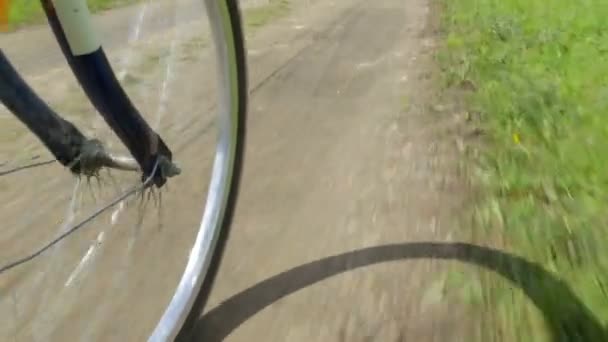 Paseo en bicicleta por carretera rural — Vídeo de stock