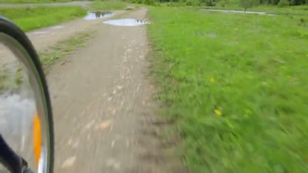 Fahrradtour auf Landstraße — Stockvideo