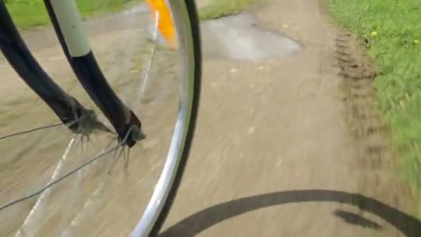Прогулка на велосипеде по сельской дороге — стоковое видео