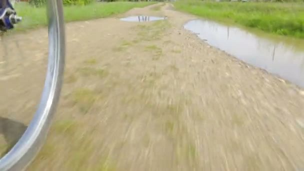 Passeio de bicicleta na estrada rural — Vídeo de Stock