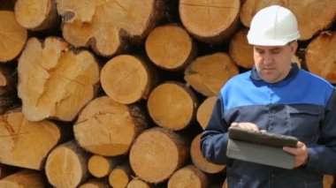 Günlük yığınına karşı tablet bilgisayarı olan işçi