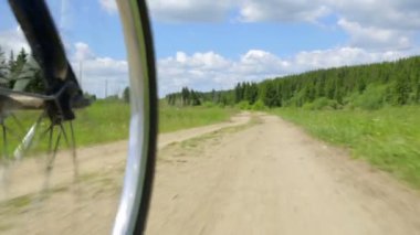 Kırsal yolda bisiklet sürmek