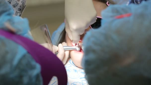 Niña en la silla del dentista teniendo su diente tratado — Vídeo de stock