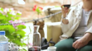 İnsanlar sokak kafesinde şarap içiyor.