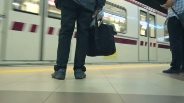 Tren metro istasyonuna varıyor.