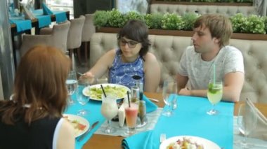 İnsanlar kafede yemek yiyor.