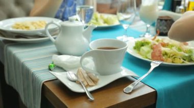 İnsanlar kafede yemek yiyor.