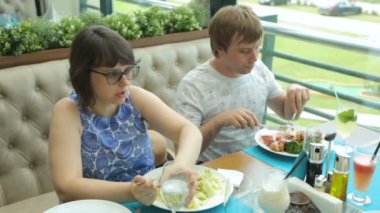 Kafedeki genç çift.