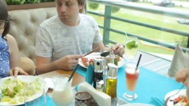 İnsanlar kafede yemek yiyor.