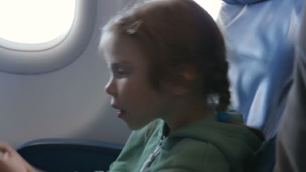 Niña con madre en el avión — Vídeos de Stock