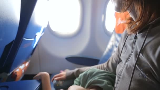 Mère avec sa petite fille endormie dans l'avion — Video