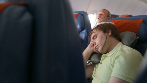 Mans sover i flygplanet — Stockvideo