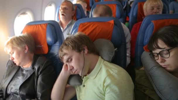 Folk sover i flygplanet — Stockvideo