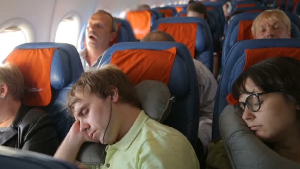 Emberek alszanak a repülőn. — Stock videók