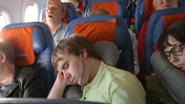 Folk sover i flygplanet — Stockvideo