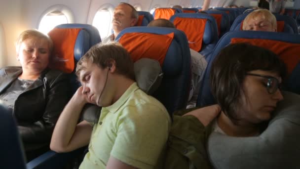 Άνθρωποι που κοιμούνται στο αεροπλάνο. — Αρχείο Βίντεο