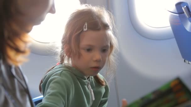 Κοριτσάκι με τη μητέρα στο αεροπλάνο. — Αρχείο Βίντεο