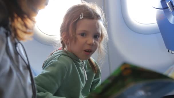 Niña con madre en el avión — Vídeos de Stock