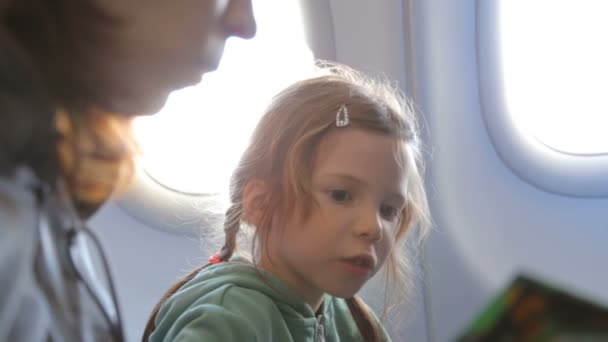 Uçakta annesi olan küçük bir kız. — Stok video