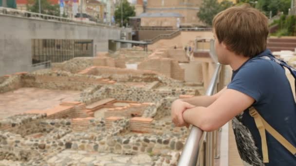 Joven en ruinas de Serdica en Sofía — Vídeos de Stock