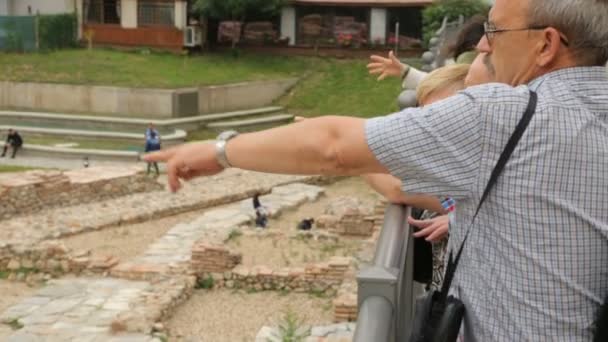 Туристы обсуждают руины в Софии — стоковое видео