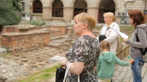 Excursie in de kerk van St George in Sofia — Stockvideo