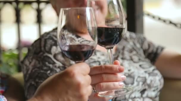 Pareja beber vino en la cafetería de la calle — Vídeo de stock