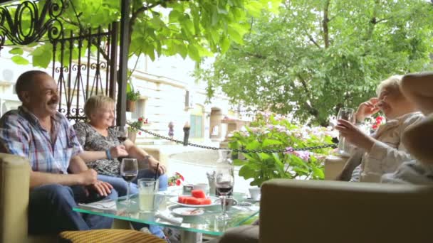 People drinking wine in street cafe — Stock Video