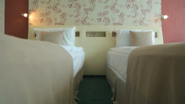 Кровати в номере отеля — стоковое видео