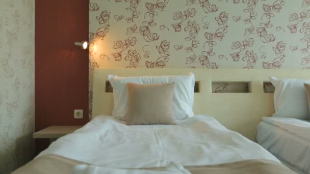 Łóżka w pokoju hotelowym — Wideo stockowe