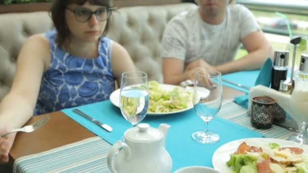 Молода пара в кафе — стокове відео
