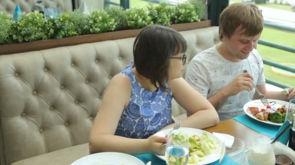 Молодая пара в кафе — стоковое видео