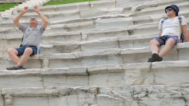 Turisták antik stadionban — Stock videók