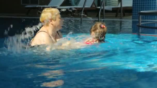 Persone in piscina pubblica — Video Stock