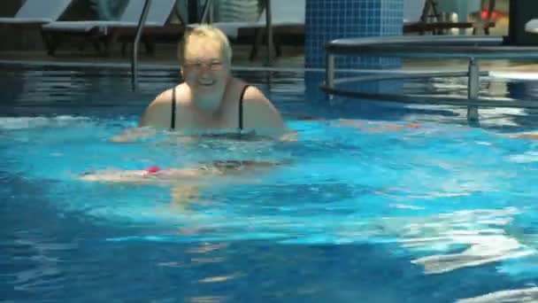 Persone in piscina pubblica — Video Stock