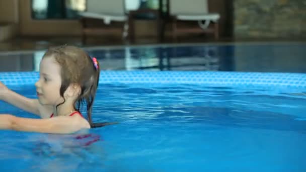 Liten flicka i offentlig pool — Stockvideo