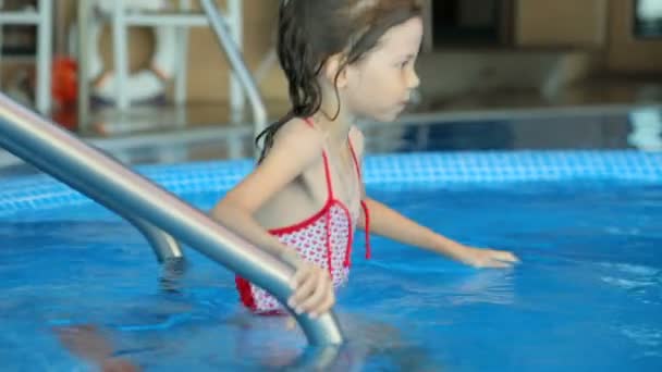 Mała dziewczynka w publicznym basenie — Wideo stockowe