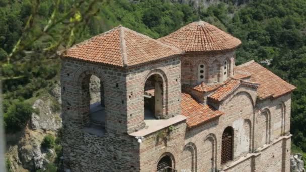 Крепость Асена в болгарских горах — стоковое видео